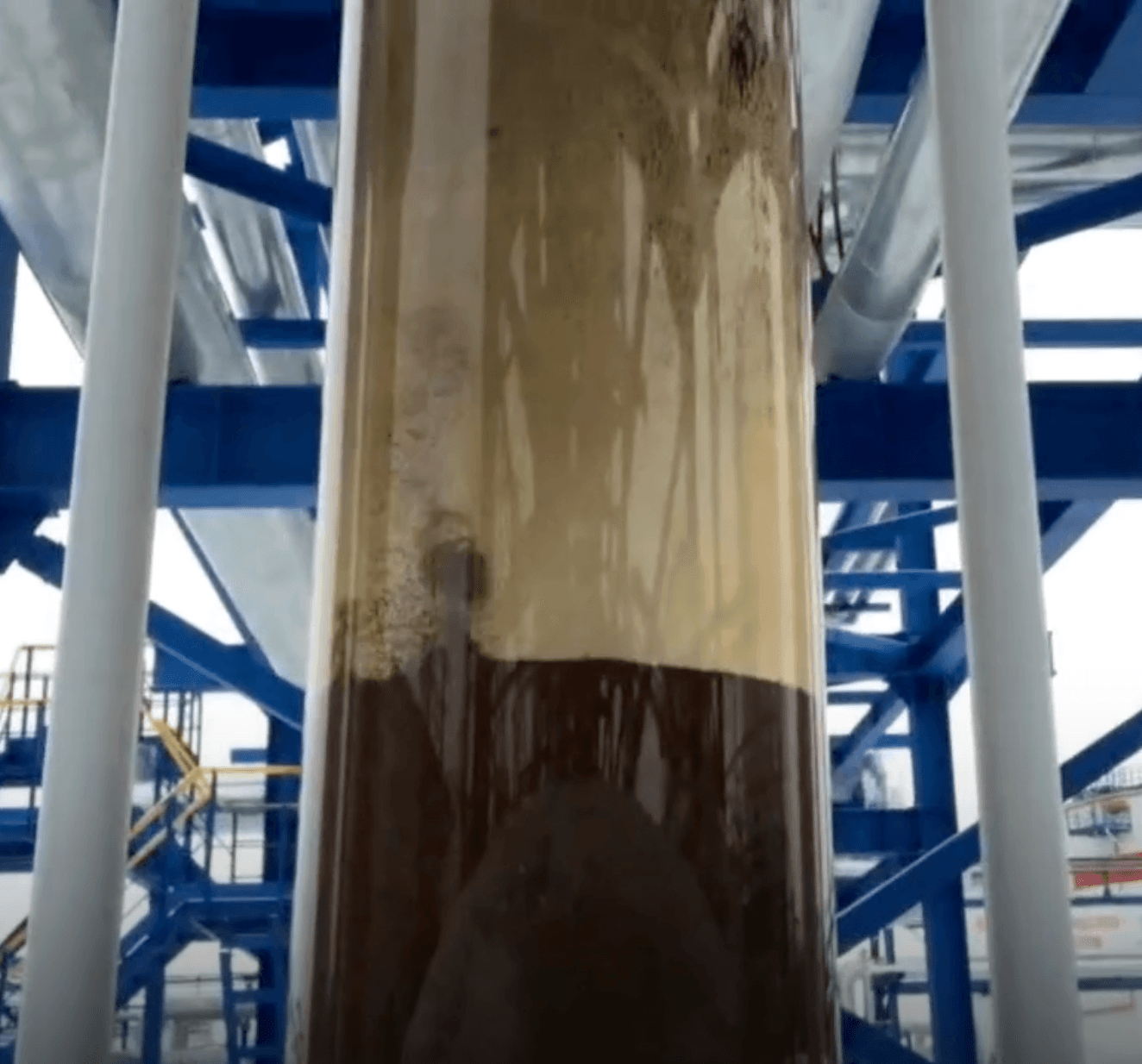 Column with media and oily water